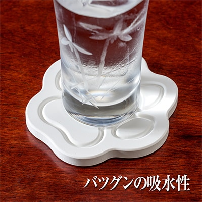 珪藻土では無い新素材　木材の様な新感覚　肉球型吸水コースター【1382740】