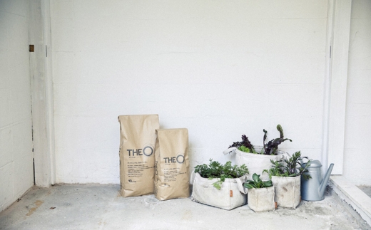 家庭菜園 用土 完全有機土 20L THEO ジオ オーガニック 園芸 CLAY クレイ プランター栽培 野菜 花 花壇 ガーデニング 野菜の土 送料無料 こだわりの逸品 地域特産品 ギフト 自分用 人気 おすすめ