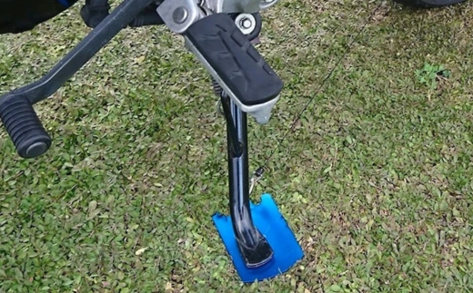 アルミバイク用サイドスタンドプレート ポケットサイズ＆カラビナ付き｜泥濘・砂利・雨天時の転倒防止に｜軽量50g＆持ち運び便利なカラビナフック付き｜カラーアルマイト仕様 全4色（ブルー）選べる｜アウトドア・ツーリングに最適｜大阪府河内長野市返礼品