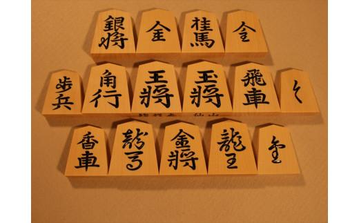 本黄楊彫駒 書体：錦旗  将棋 本黄楊彫駒 錦旗 彫駒 将棋駒 御蔵島本黄楊材 御蔵島 井上一郎製作所 天然木 木材 木 贈り物 プレゼント 贈答品 記念品 ギフト 桐駒箱 柾目木地 機械彫 大阪府 松原市