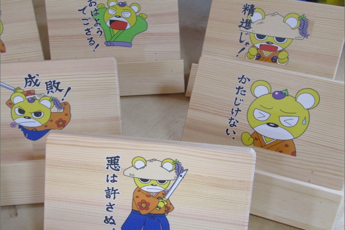 手作り 木製 タブレットスタンド 【 せんくま モデル 】 天然木 ご当地マスコット ご当地キャラ デスク【007D-058】