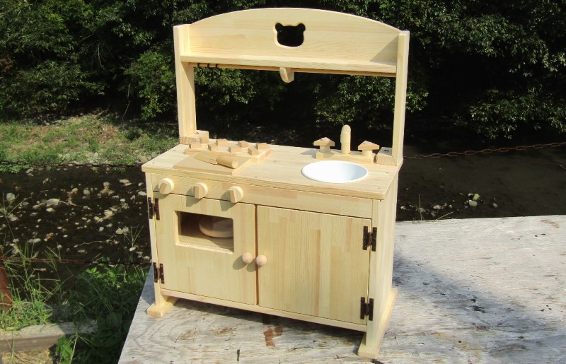 手作り木製「棚付き」ままごとキッチン 大きなレンジ付き・すかし入り DHK-R? 素材色 手作り おもちゃ 玩具 ままごと 木製 キッチン レンジ クリスマス クリスマスプレゼント プレゼント 誕生日プレゼント おままごと【007A-050】