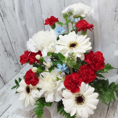 お任せ アレンジメント 生花 お供え用 ホワイトレッド系【配送不可地域：離島】【1481173】