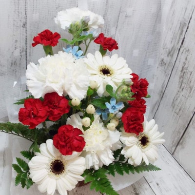 お任せ アレンジメント 生花 お供え用 ホワイトレッド系【配送不可地域：離島】【1481173】