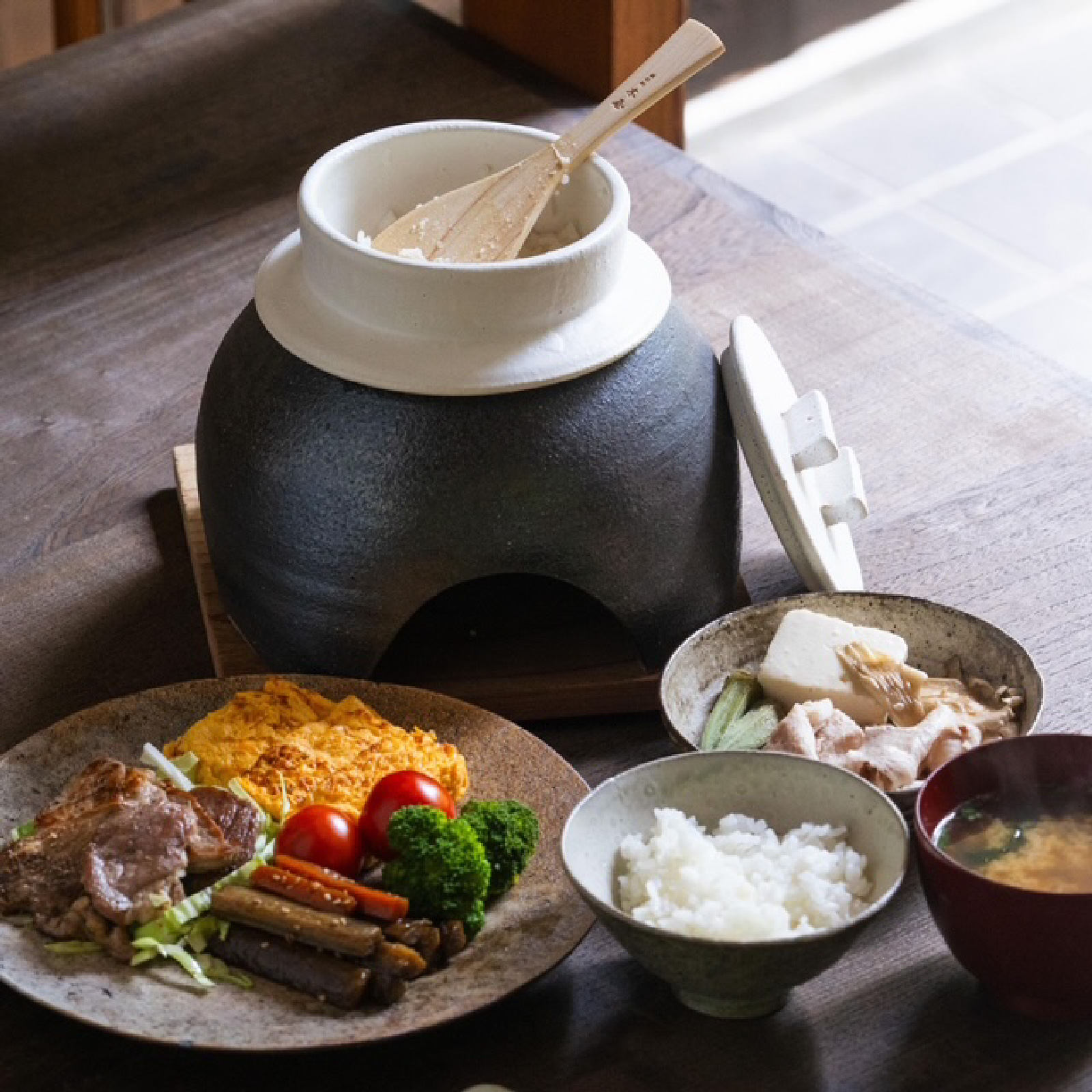 かまどはん サンドブラウン ／ 高級土鍋 かまど炊き 土鍋ご飯 高級炊飯 陶器炊飯 本格かまど 職人の手仕事 キッチン用品 一人暮らし 炊飯 ギフト 高級 結婚祝い キッチン アウトドア炊飯 固形燃料 炊飯 高級 キャンプギア 日本製 キッチン 兵庫県