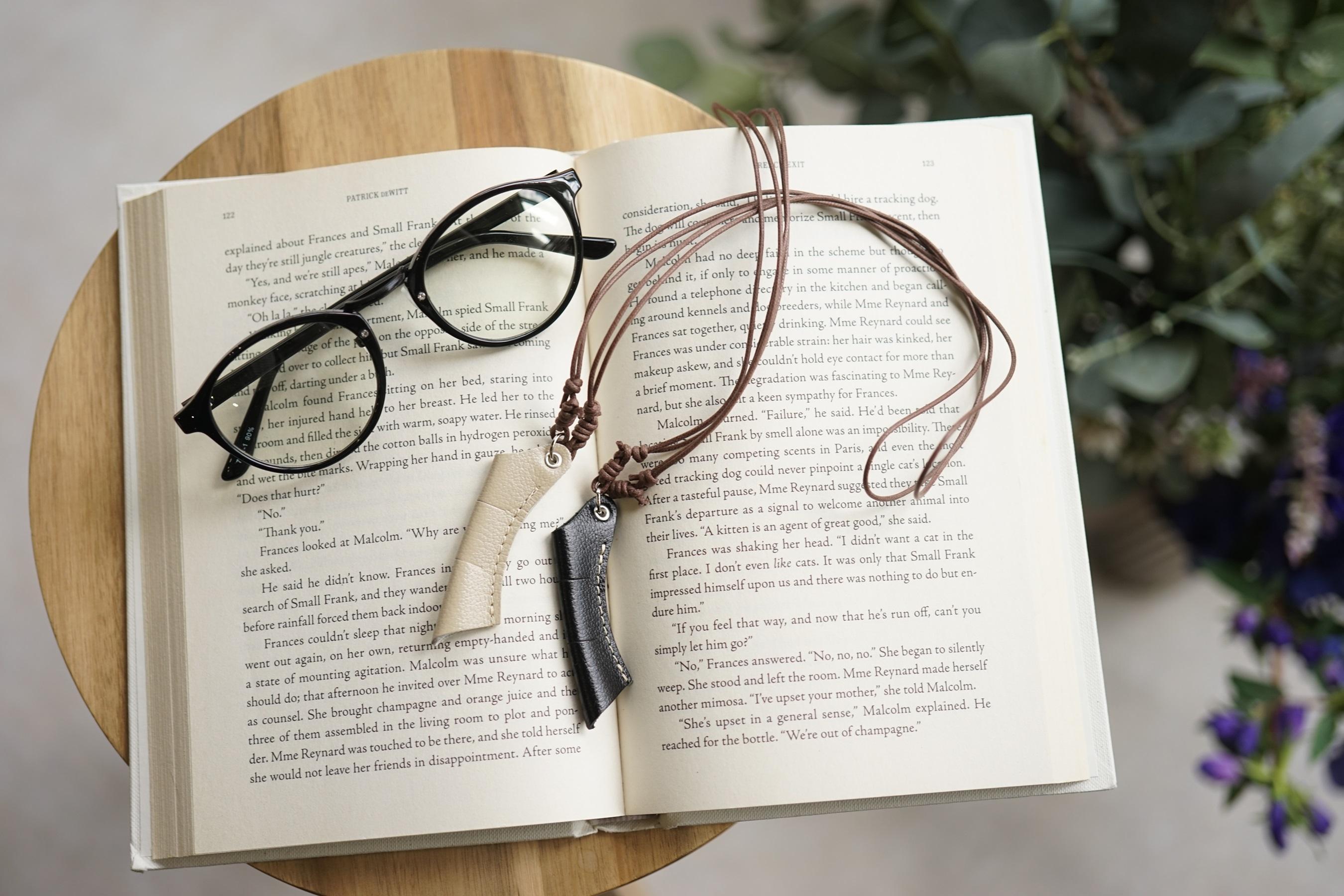 Natuuca.ブランド 本革 メガネホルダー スリム 【ベージュ・ブラック セット】