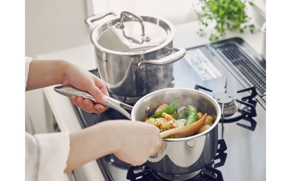 7144 ビタクラフト 両手鍋 18cm Nシリーズ 熱くなりにくい ステンレスハンドル ガス・IH対応 全面7層構造 長期10年保証 鍋 お鍋 キッチン用品 調理器具 料理 カレー おでん 人気 Vita Craft