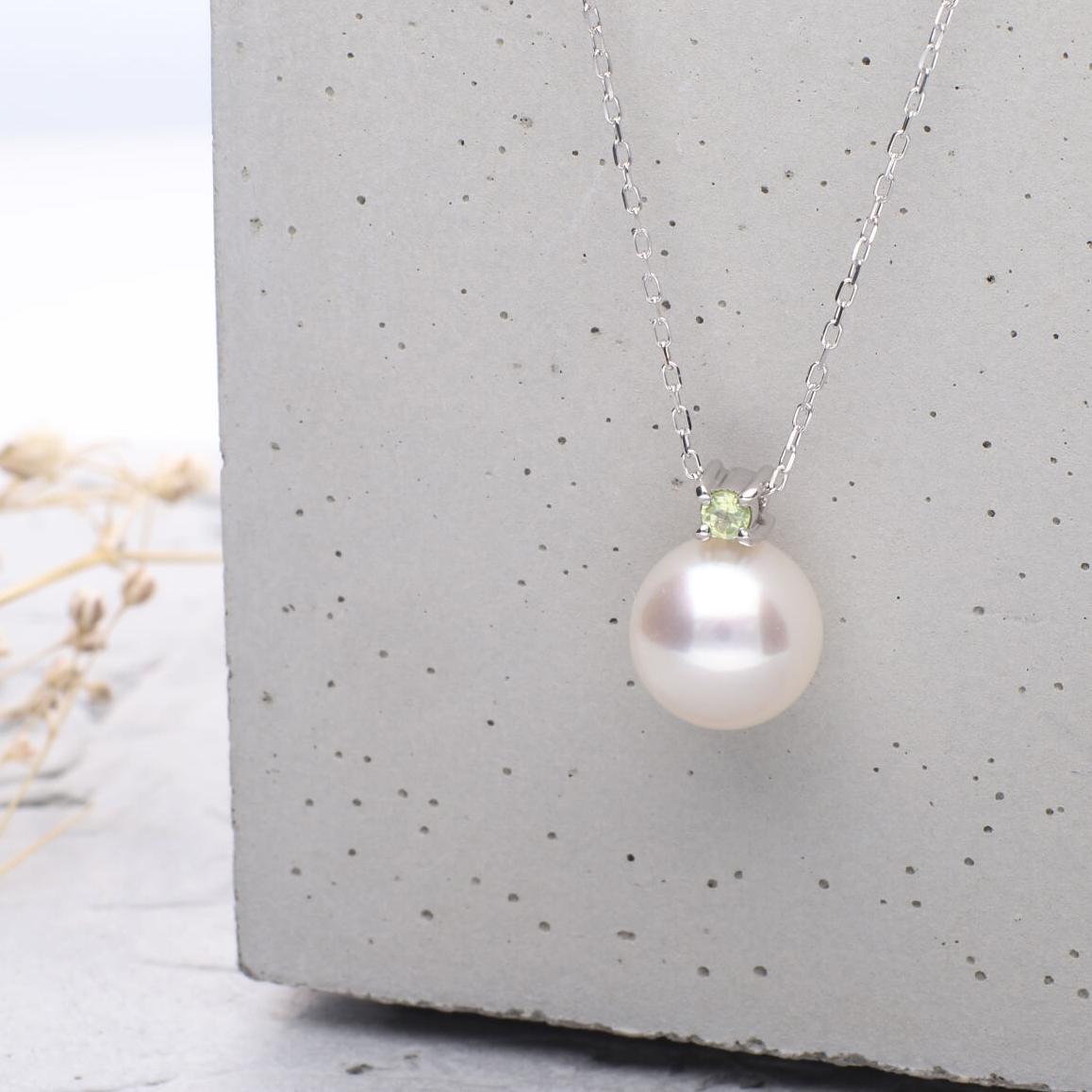 8月 誕生石 ペリドット 無調色 アコヤ真珠（日本） 8.0mm ラウンド Pt900 プラチナ ペンダント ネックレス（チェーン付き）