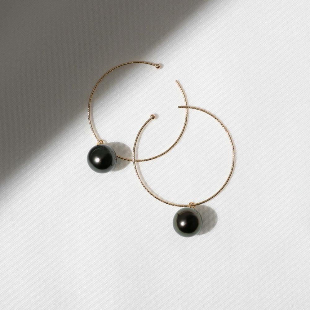 ブラックパール（タヒチ 黒蝶真珠） 8.0mm セミラウンド K10 イエローゴールド 30mm(M) フープピアス