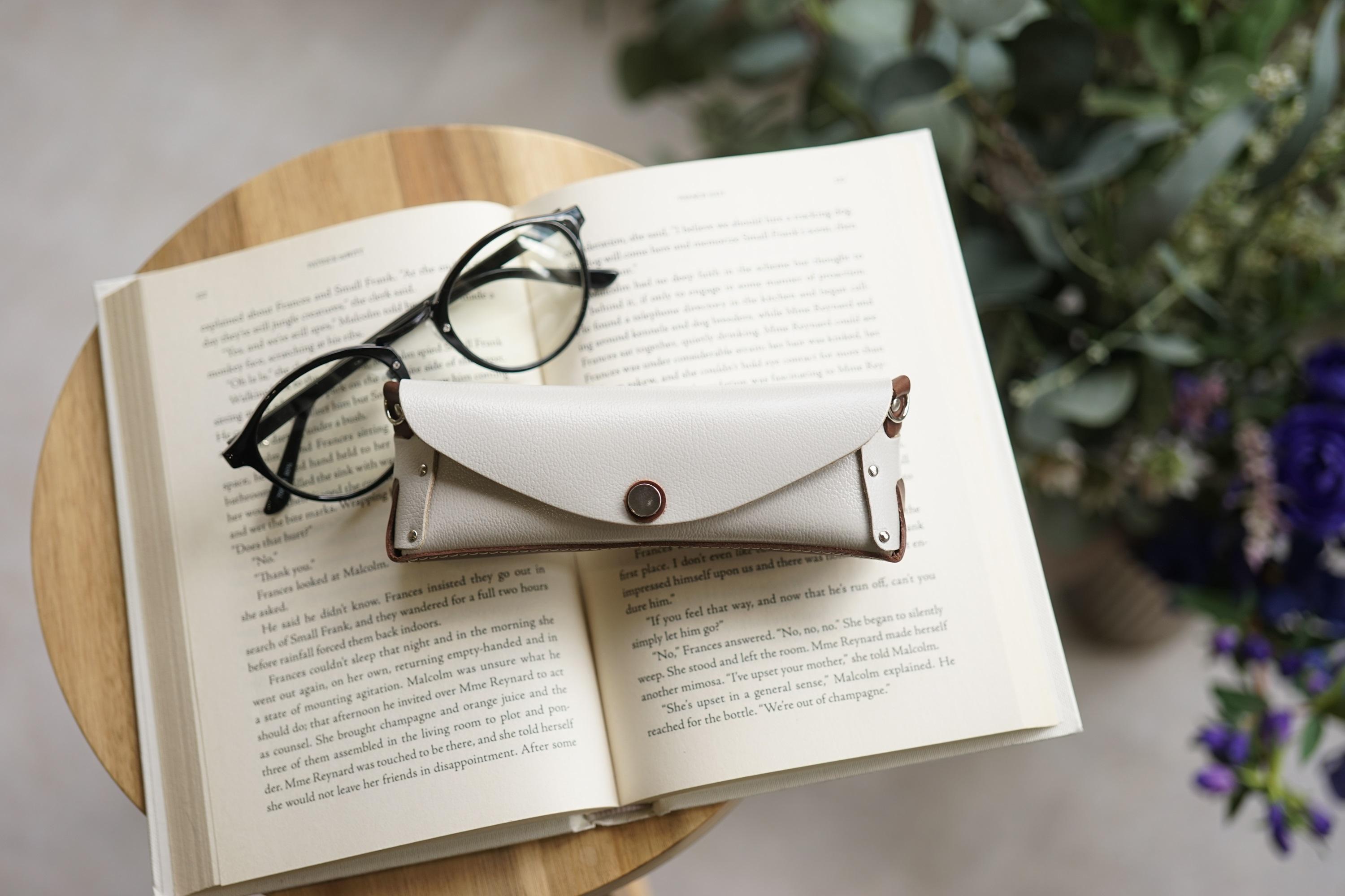 Natuuca.ブランド 本革メガネケース（Senpliceシリーズ）【オフグレー】