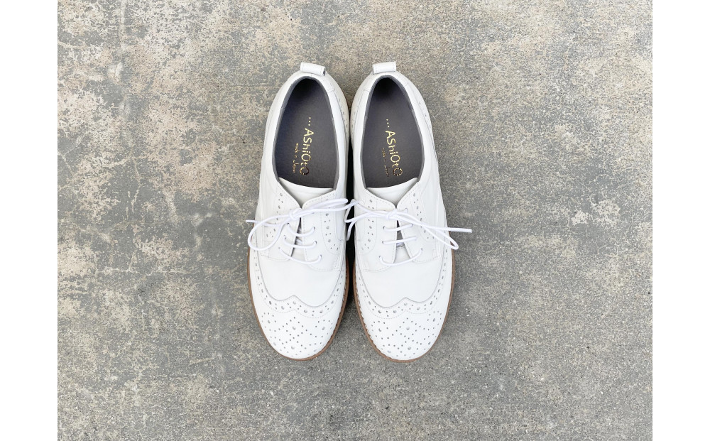 軽量メダリオンシューズ　【アイボリー / サイズ　25.5センチ】