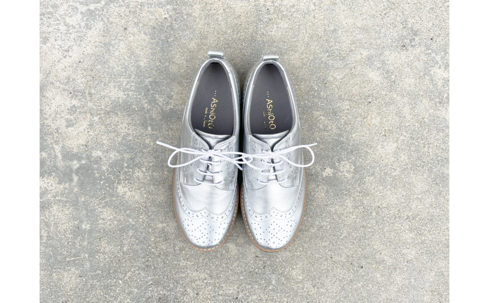 軽量メダリオンシューズ　【シルバー / サイズ　23.0センチ】