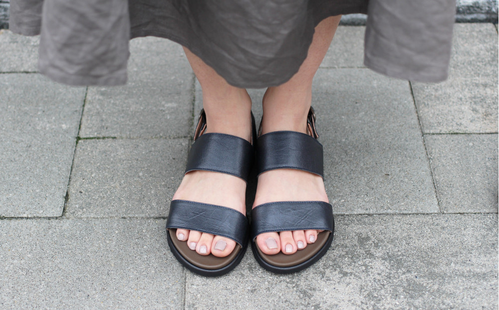 軽量2本ベルトサンダル 【ブラックメタリック / サイズM（23.0～23.5センチ）】