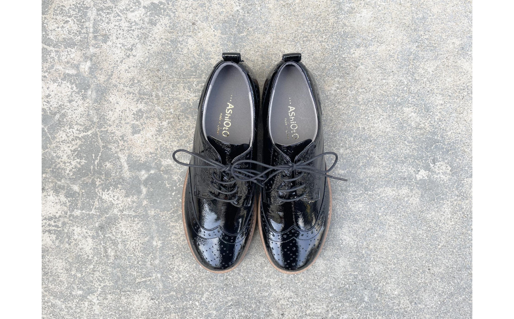 軽量メダリオンシューズ　【ブラックエナメル / サイズ　25.5センチ】