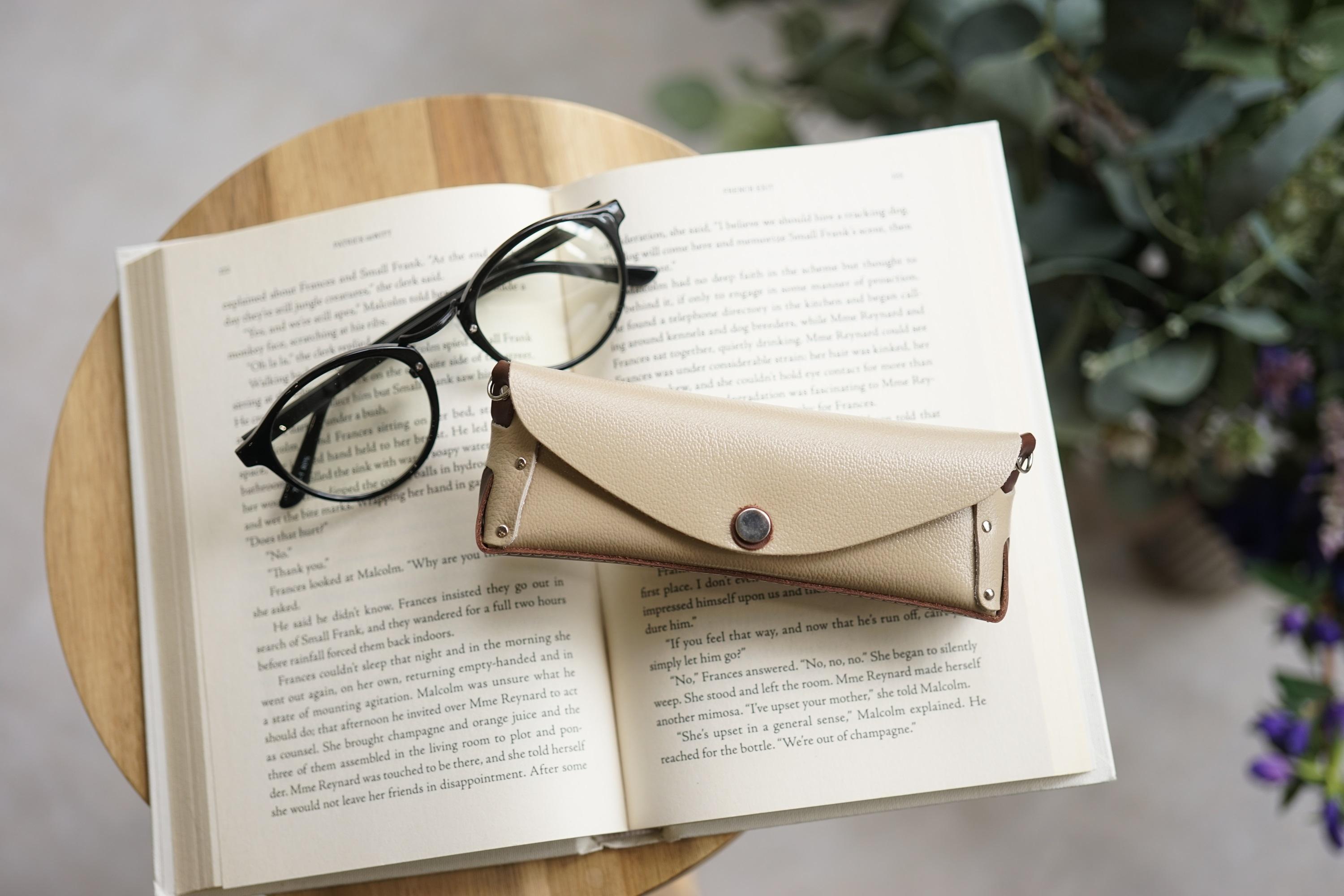 Natuuca.ブランド 本革メガネケース（Senpliceシリーズ）【ベージュ】