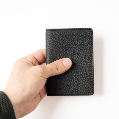 心地いい柔らかさと奥深いブラックが魅力の運転免許証ケース[兵庫県たつの市産牛革] -HEDGE-【1259551】