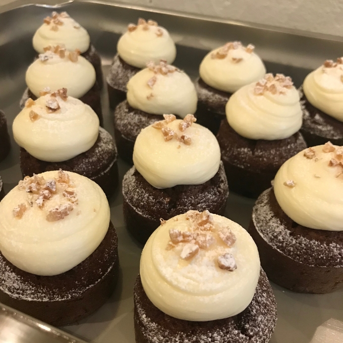 【BAKE Quatre Soeurs】キャロットケーキ 6個セット[ スイーツ ケーキ ] お菓子 人参 胡麻油 甜菜糖 スパイス クルミ レーズン チーズ クリーム 急速冷凍 安心 安全 子供 手作り 