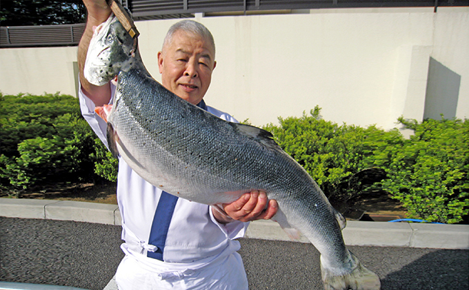 ◆ふわとろ食感◆キングサーモンづくし！『箱寿司×2箱』と『昆布〆100g』 お寿司 鮭 魚貝類 加工食品 さけ サケ 