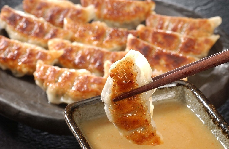 芦屋 伊東屋 謹製 オリジナル 黒豚 餃子 60個（醤油・味噌タレ 付き）【餃子 ぎょうざ ギョーザ 中華 点心 惣菜 おかず おつまみ 冷凍総菜 ジューシー 鹿児島産 国産豚 豚肉 もちもち皮 肉汁 たっぷり 冷凍 イトー屋 お取り寄せ ギフト お中元 お歳暮】