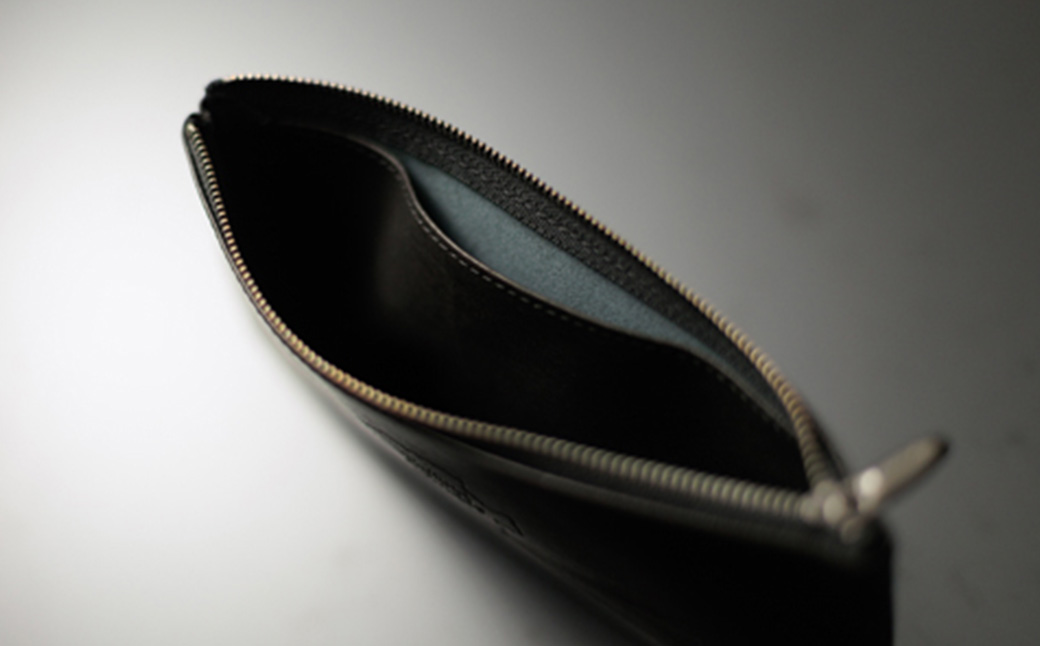 Tajima Cowhide 薄型ポーチ / ポーチ 薄型 仕切り収納 ブラック 牛革 軽量 経年変化 カード 通帳 保険証 文房具 スマホ イヤホン 但馬牛 タジマカウハイド かばん カバン バッグ 鞄