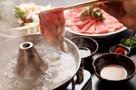 神戸牛 定期便「梅」コース2.5kg（3ヶ月）/ 4月開始 9月開始 牛肉 霜降り 但馬牛 黒毛和牛 和牛 国産牛 肩 モモ ロース 神戸ビーフ 太田牧場 TYRS15 【但馬牛太田家】