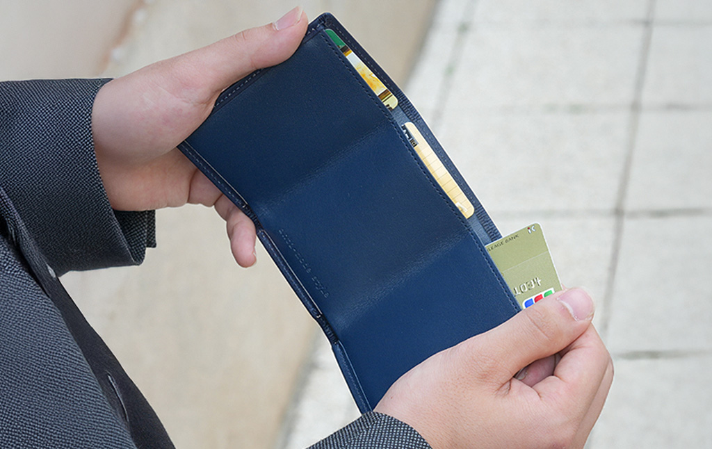 è±å²¡è²¡åž anti-mode style Ai ã³ã³ãã¯ã ãŠã©ã¬ãã AW501 åè² / è²¡åž äžã€æã èè² çé© æ¬èæ å€©ç¶ææ ãŠãã»ãã¯ã¹ ã¡ã³ãº ã¬ãã£ãŒã¹ äžå 倧人ã«ãžã¥ã¢ã« ã³ã³ãã¯ããµã€ãº ã¢ã³ãã¢ãŒã ã¹ã¿ã€ã« äžã€æãè²¡åž ãã©ã³ã ãµã€ã æšåç°æ£æååº