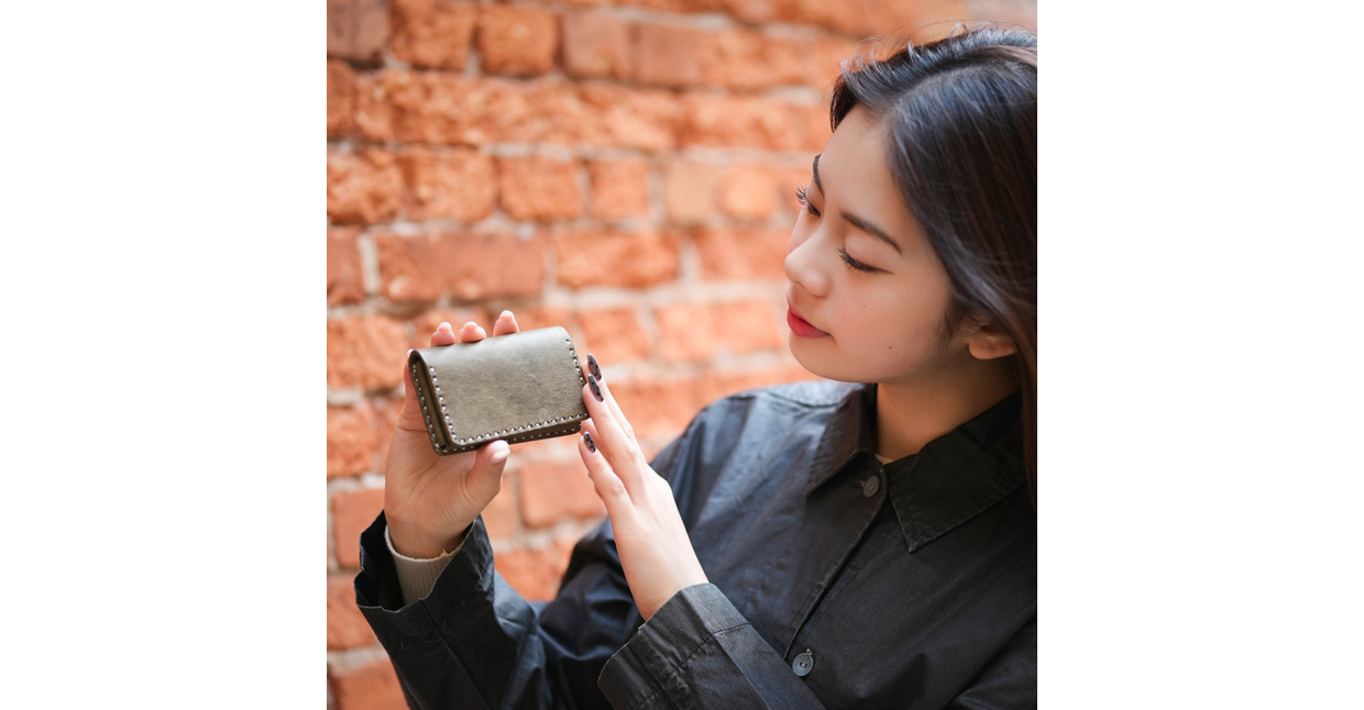 è±å²¡è²¡åž haaki Leather ã«ãŒãã±ãŒã¹ HLC500 ã°ãªãŒãžãª / ã«ãŒãå
¥ã ååºå
¥ã é© é©å°ç© çç®é© ã¡ã³ãº ã¬ãã£ãŒã¹ ããšããã¬ã¶ãŒ æçž«ãã®ã¹ããã ãã³ãã¡ã€ã ã·ã³ãã« ãã¶ã€ã³ ç¡å° KOMOREBI æšåç°æ£æååº