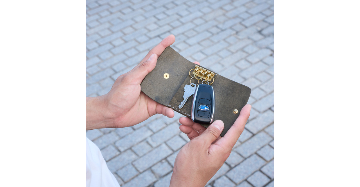 è±å²¡è²¡åž haaki Leather ããŒã±ãŒã¹ HLC501 ã°ãªãŒãžãª / ããŒãã«ã㌠éµå
¥ã é© é©å°ç© çç®é© ã¡ã³ãº ã¬ãã£ãŒã¹ ããšããã¬ã¶ãŒ æçž«ãã®ã¹ããã ãã³ãã¡ã€ã ã·ã³ãã« ãã¶ã€ã³ ç¡å° KOMOREBI æšåç°æ£æååº