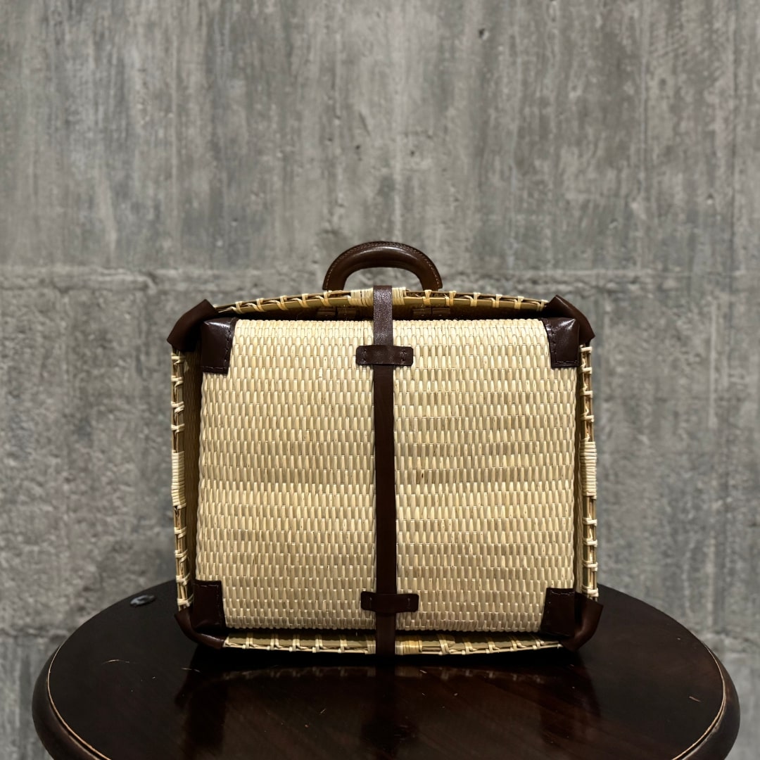 ãäŒçµ±å·¥èžåãKORI ANRI JAPANãYANAGI no KABANãæ³è¡æ / è±å²¡ææ³çް工 100幎æã€åçŽ ãã³ãã¡ã€ã 15ã€ã³ãããŒãPCåçŽ A4ãµã€ãºå¯Ÿå¿ è±å²¡éã®åç¹