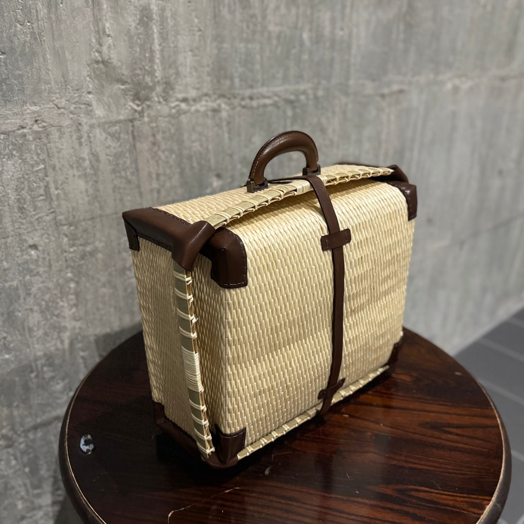 ãäŒçµ±å·¥èžåãKORI ANRI JAPANãYANAGI no KABANãæ³è¡æ / è±å²¡ææ³çް工 100幎æã€åçŽ ãã³ãã¡ã€ã 15ã€ã³ãããŒãPCåçŽ A4ãµã€ãºå¯Ÿå¿ è±å²¡éã®åç¹