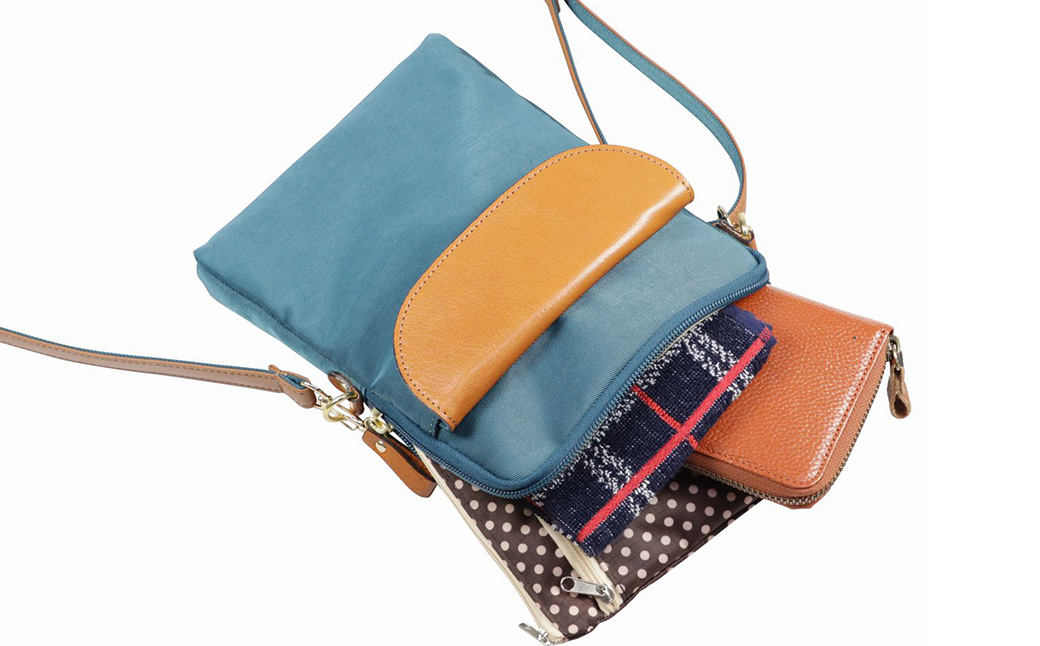 豊岡工房 牛革使い スマホが触れるショルダー（4185）ブルー / ショルダーバッグ スマホをいれたまま操作可能 ナイロン素材 薄マチ 軽量 ポシェット 斜めがけ メンズ レディース かばん カバン バッグ 鞄 国産 日本製 小田清株式会社