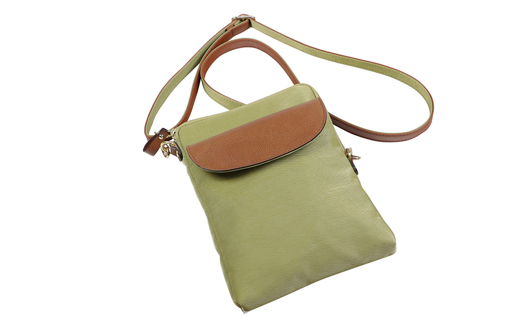 豊岡工房 牛革使い スマホが触れるショルダー（4185）ベージュ / ショルダーバッグ スマホをいれたまま操作可能 ナイロン素材 薄マチ 軽量 ポシェット 斜めがけ メンズ レディース かばん カバン バッグ 鞄 国産 日本製 小田清株式会社