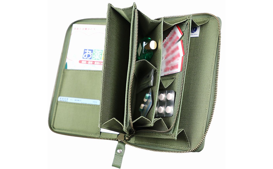 豊岡工房 牛革 お薬手帳ケース（4267）オリーブ / お薬手帳ケース 財布機能 柔らかい シュリンク牛革 お薬手帳 血圧手帳 診察券 保険証 お薬手帳カバー 国産 日本製 小田清株式会社