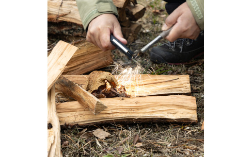 キャンプギア ケース（レッド）・小型のこぎり（オレンジ）