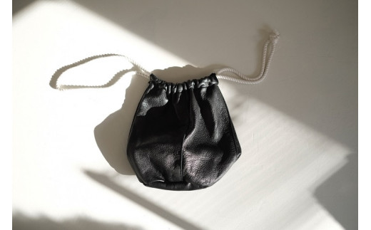 三木市吉川町に自生する天然のヨモギでつくったコスメギフト(ヨモギオイル300ml + プッシュポンプ + ポーチ)