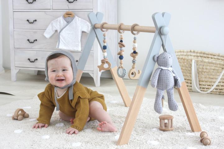 HOPPL（ホップル）　ベビージムセット（ジム：ホワイト・ハンギングトイ：ブルー）　ネームプレート付き