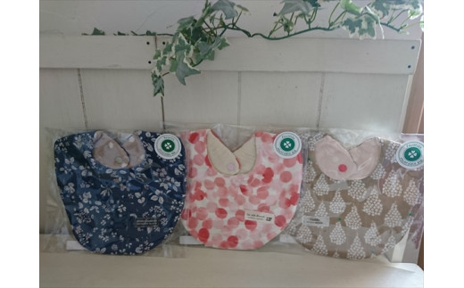 ハンドメイドのスタイ4枚セット（女の子向け）