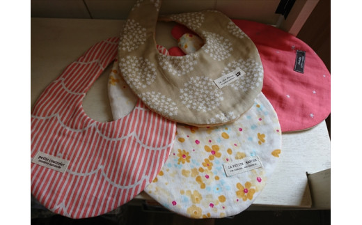 ハンドメイドのスタイ4枚セット（女の子向け）