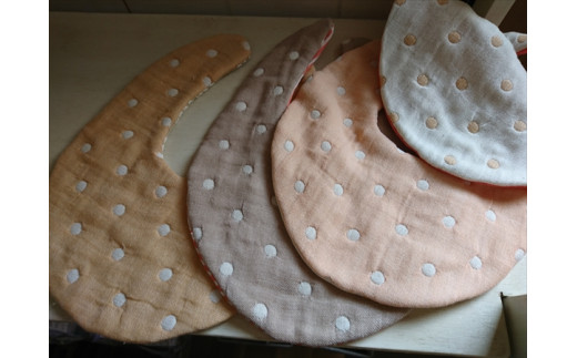 ハンドメイドのスタイ4枚セット（女の子向け）