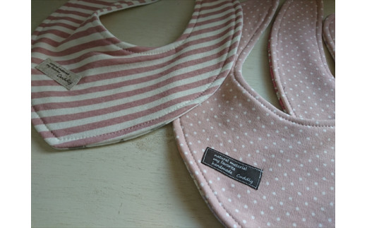 ハンドメイドのスタイ4枚セット（女の子向け）