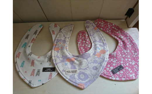 ハンドメイドのスタイ4枚セット（女の子向け）