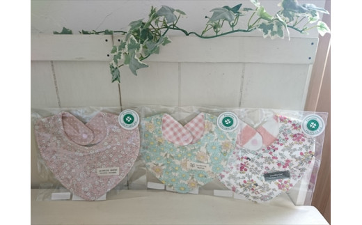 ハンドメイドのスタイ4枚セット（女の子向け）