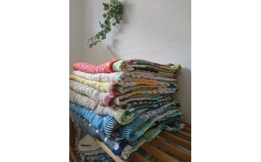 ハンドメイドの国産6重ガーゼの【100cm×70cm】サイズブランケット（ネイビー）