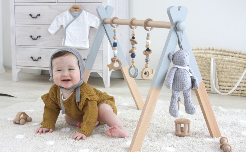 HOPPL【アウトレット】ベビージムセット（ジム：ホワイト/ハンギングトイ:ピンク） KWNBV317