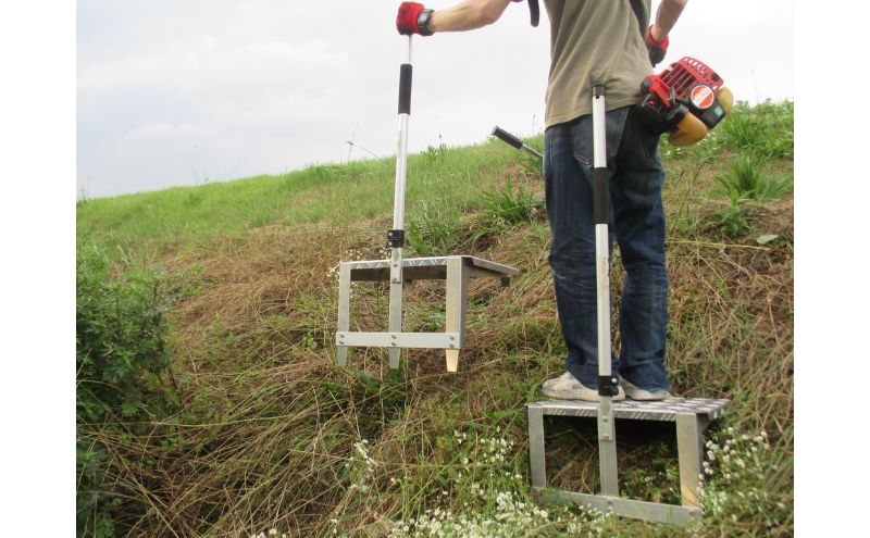金太郎　斜面くん　斜面作業用 アルミステップ 爪でガッチリ斜面にささる！草刈作業に [農作業 草刈り 斜面 ステップ]