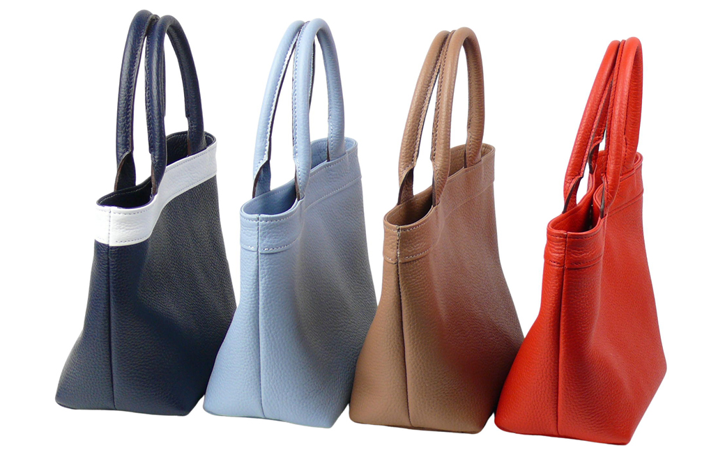 持つ人の雰囲気を引き立てる、シュリンク革製舟形トートバッグ　(ネイビーホワイト）