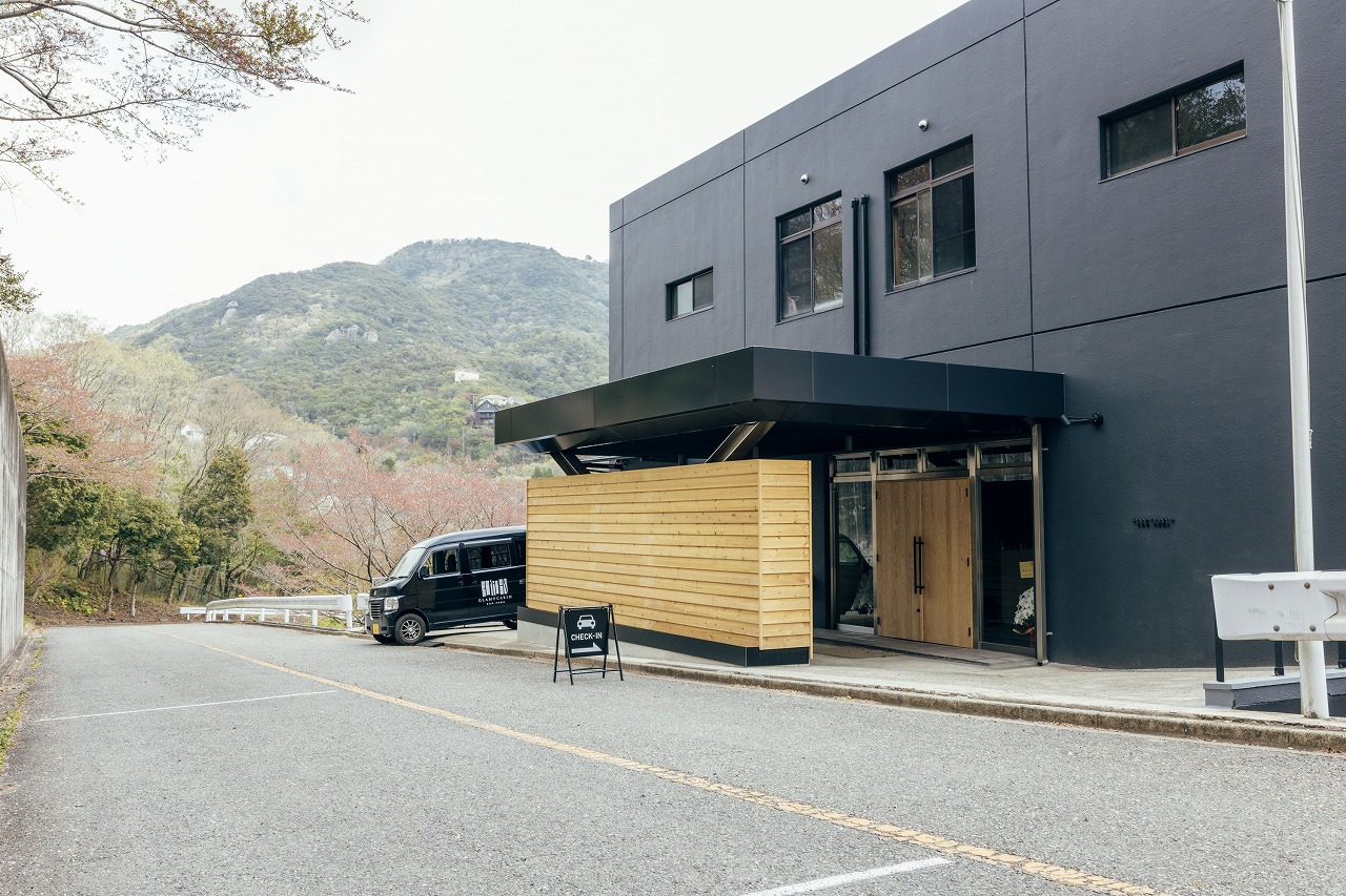 GLAMPCABIN 東条湖・丹波篠山 「プライベートキャビン」 平日限定 ペア 宿泊券 1泊2食付[ グランキャビン グランピング アウトドア ゴルフ 贅沢 自然 兵庫県 関西 加東市 ] 高級宿 旅行 