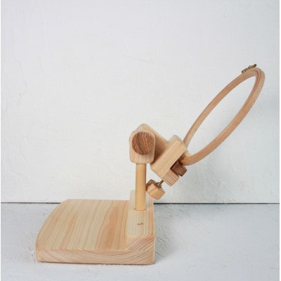 刺繍丸枠スタンド(ひのきC+)　丸ハンドル・針休め装備　グリップ2種付属　※丸枠は付属しません【配送不可地域：沖縄県】【1700135】