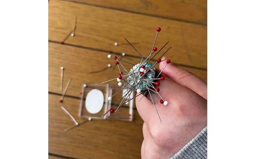 つけて作業がラクに楽しくなる 針がくっつく指輪型針刺し 「キモノ」青色