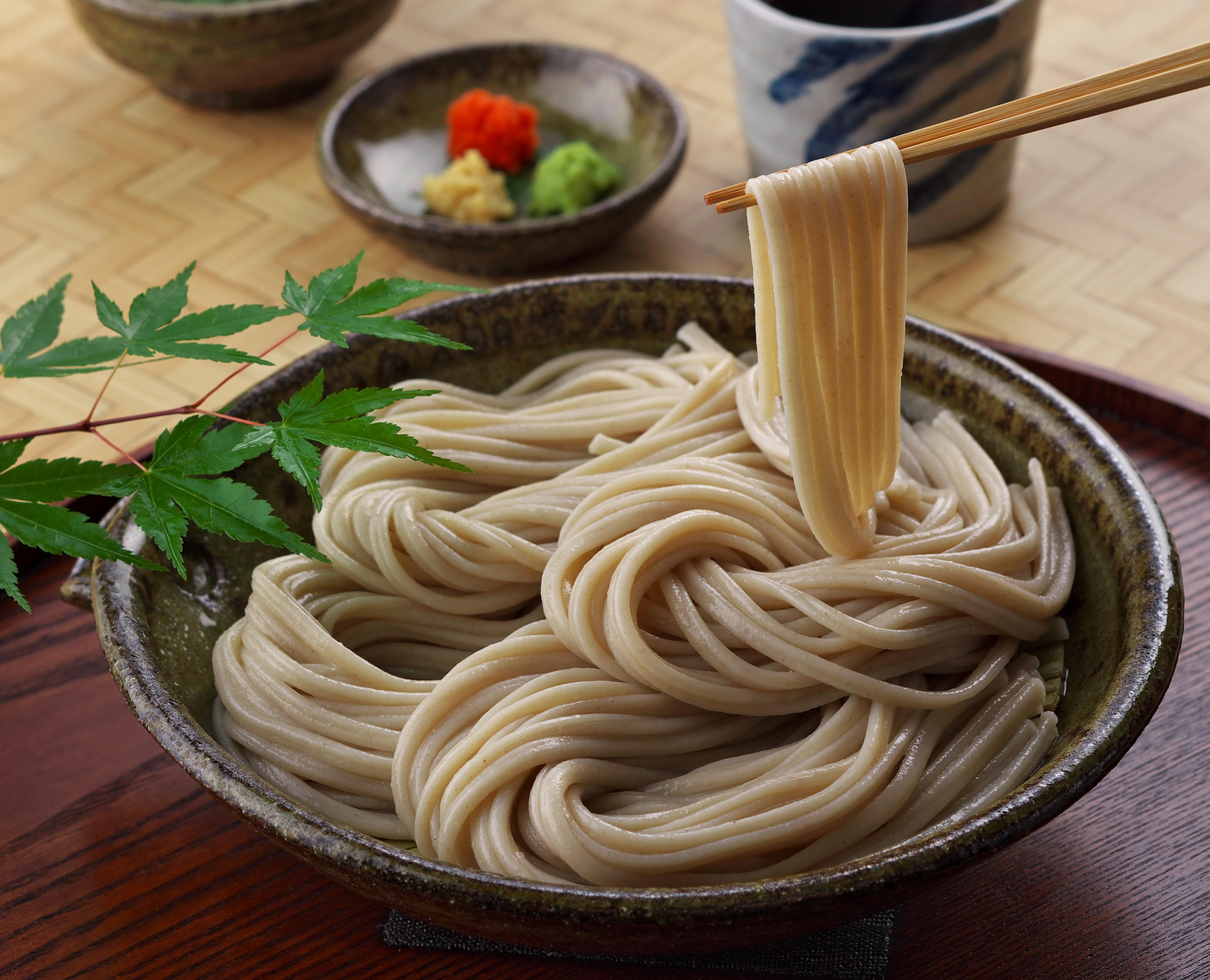 ガジロウ便 【関東・中部・近畿・中国・四国】 もちむぎ麺 (4人前×2箱) どら焼き (10個)